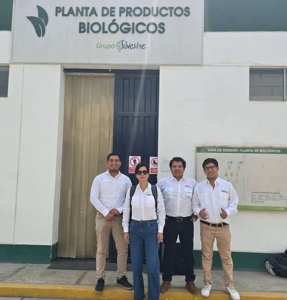 Equipo de Agroyauri en visita a una planta de productos biológicos