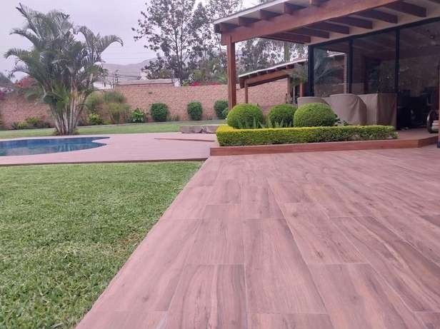 Área verde con terraza y piscina mantenida por Agroyauri